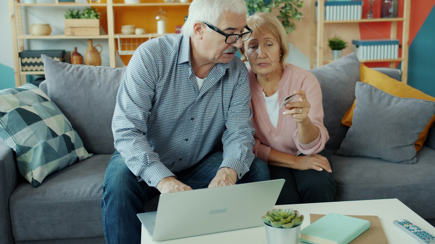 Paar bespricht Finanzfragen am Laptop
